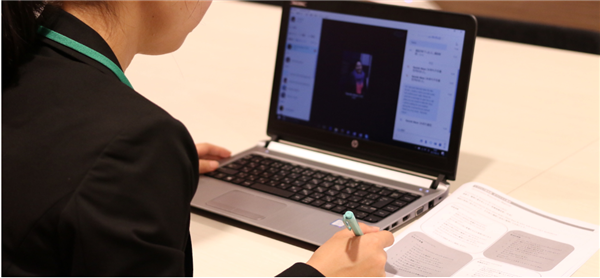 レアジョブ本気塾でオンラインレッスンを受ける人.